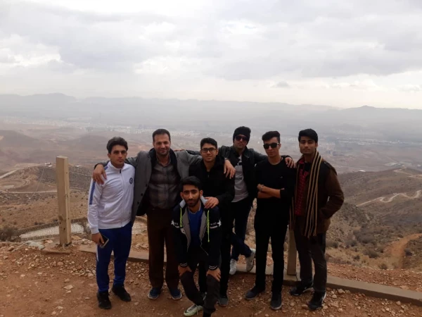 کوهنوردی دانشجویان و کارشناس فرهنگی واحد دانشگاهی سلمان فارسی در پارک کوهستانی دراک