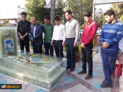 به مناسبت سوم خرداد زیارت قبور شهدای شیراز با حضور دانشجو معلمان واحد دانشگاهی سلمان فارسی شیراز همراه با کارشناس فرهنگی و مسئول بسیج اساتید دانشگاه