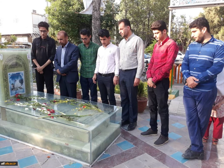 زیارت قبور شهدا شیراز با حضور دانشجو معلمان واحد دانشگاهی سلمان فارسی شیراز همراه با کارشناس فرهنگی و مسئول بسیج اساتید دانشگاه  2