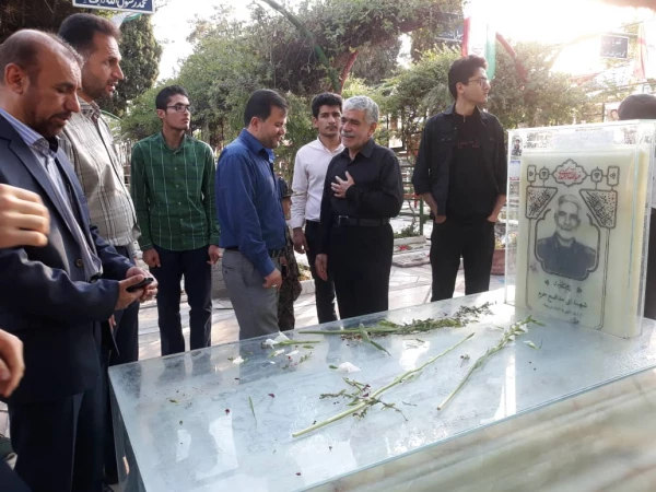 زیارت قبور شهدا شیراز با حضور دانشجو معلمان واحد دانشگاهی سلمان فارسی شیراز همراه با کارشناس فرهنگی و مسئول بسیج اساتید دانشگاه  3