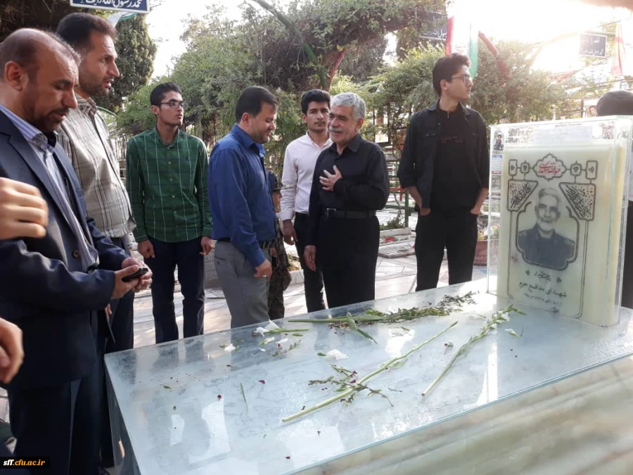 زیارت قبور شهدا شیراز با حضور دانشجو معلمان واحد دانشگاهی سلمان فارسی شیراز همراه با کارشناس فرهنگی و مسئول بسیج اساتید دانشگاه  3