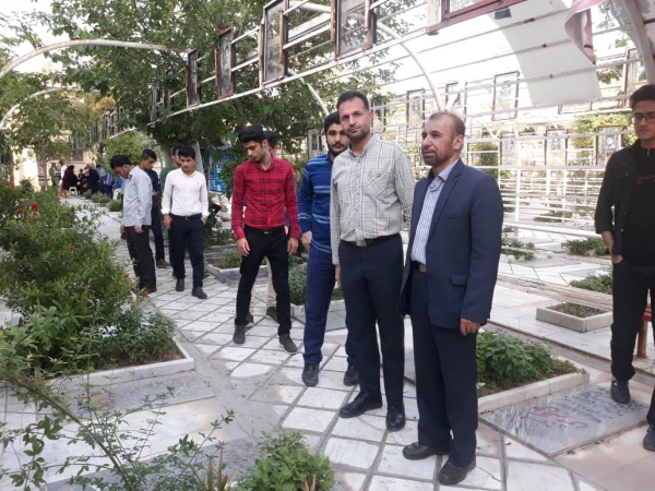 زیارت قبور شهدا شیراز با حضور دانشجو معلمان واحد دانشگاهی سلمان فارسی شیراز همراه با کارشناس فرهنگی و مسئول بسیج اساتید دانشگاه  4