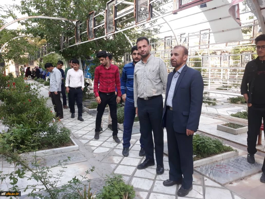 زیارت قبور شهدا شیراز با حضور دانشجو معلمان واحد دانشگاهی سلمان فارسی شیراز همراه با کارشناس فرهنگی و مسئول بسیج اساتید دانشگاه  4