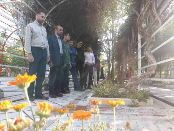 زیارت قبور شهدا شیراز با حضور دانشجو معلمان واحد دانشگاهی سلمان فارسی شیراز همراه با کارشناس فرهنگی و مسئول بسیج اساتید دانشگاه  5