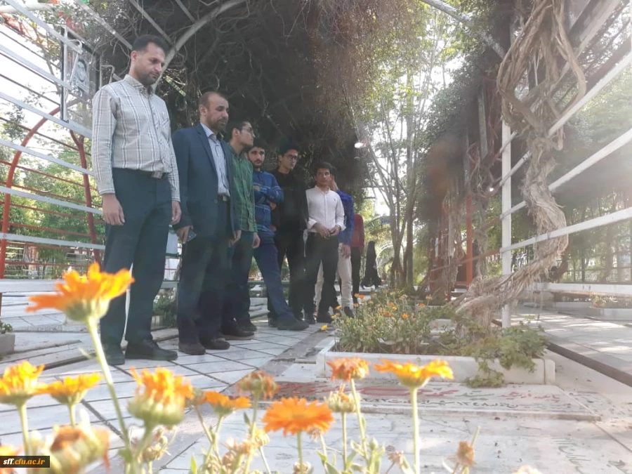 زیارت قبور شهدا شیراز با حضور دانشجو معلمان واحد دانشگاهی سلمان فارسی شیراز همراه با کارشناس فرهنگی و مسئول بسیج اساتید دانشگاه  5