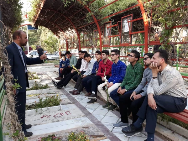 زیارت قبور شهدا شیراز با حضور دانشجو معلمان واحد دانشگاهی سلمان فارسی شیراز همراه با کارشناس فرهنگی و مسئول بسیج اساتید دانشگاه  6
