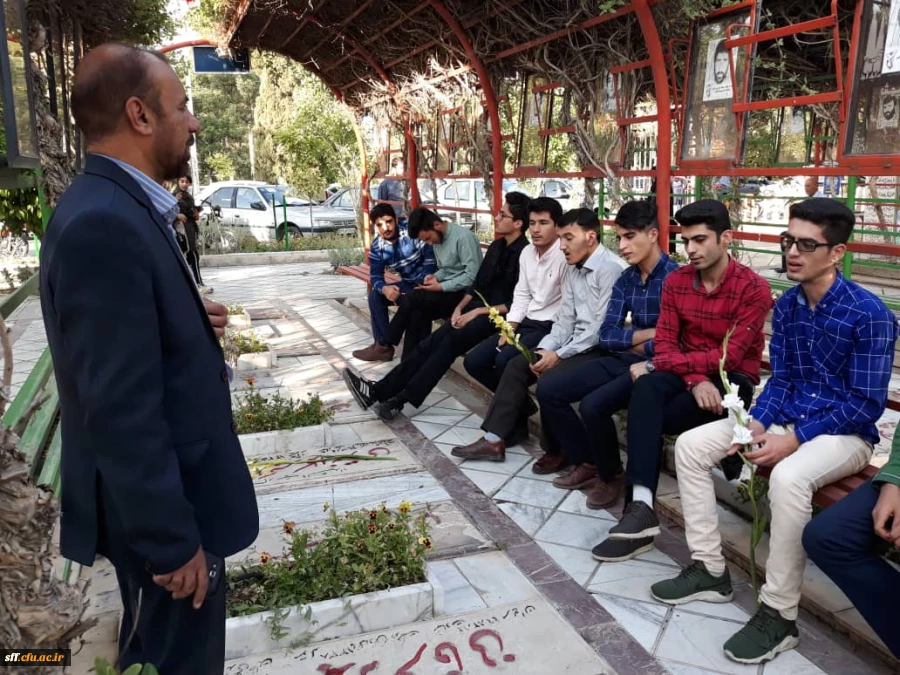 زیارت قبور شهدا شیراز با حضور دانشجو معلمان واحد دانشگاهی سلمان فارسی شیراز همراه با کارشناس فرهنگی و مسئول بسیج اساتید دانشگاه  7