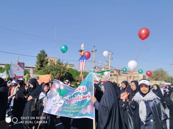 مقام معظم رهبری : 13 آبان نماد طمع ورزی آمریکا، وابستگی رژیم طاغوت، ایستادگی ایمان متکی به بصیرت، پیشقراولی نسل جوان در صحنه، و شجاعت و جسارت نسل جوان انقلابی است 5