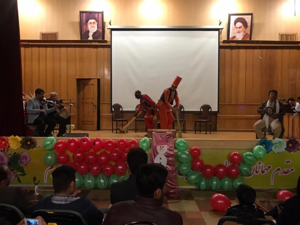 کانون خیرین پردیس شهید رجایی مراسمی با عنوان بزم یلدا برای کودکان کار و بد سرپرست در سالن اجتماعات مرکز سلمان فارسی برگزار نمود در این مراسم که با دعوت از کودکان کار و خانواده هایشان برگزارشد آقای دکتر حسین افلاکی فرد به همراه معاونین در این مراسم حضور دا