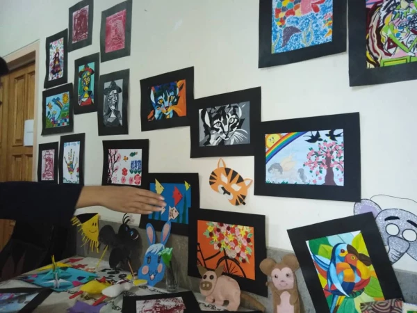 نمایشگاه دست ساخته های دانشجویان رشته علوم تربیتی کارگاه هنر با استاد جنتی 11