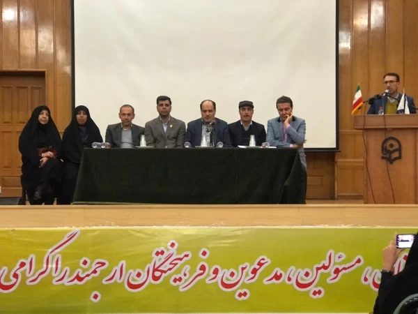 جلسه هم اندیشی کارکنان پردیس ها و مراکز دانشگاه فرهنگیان شیراز در تاریخ 20بهمن ماه 1398 با حضور مدیریت محترم پردیس های استانی دانشگاه فرهنگیان فارس به همراه معاونین ایشان و  رؤسای پردیس ها و مراکزو کارکنان پردیس ها ومراکز  در سالن اجتماعات واحد دانشگاهی س