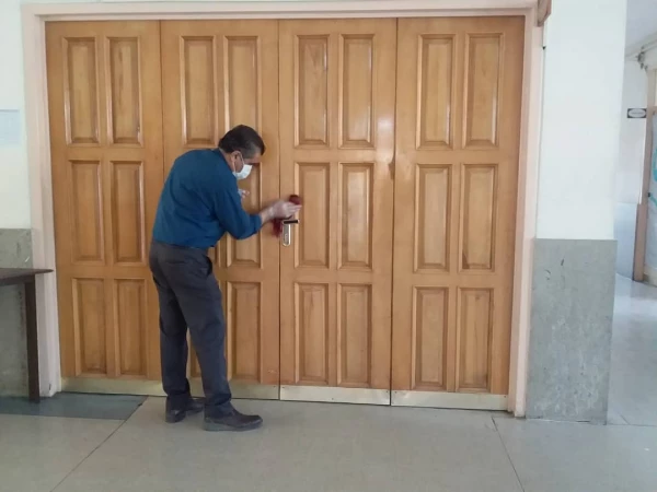 ضدعفونی کردن و پاک سازی خوابگاه ها و کلاس ها  10