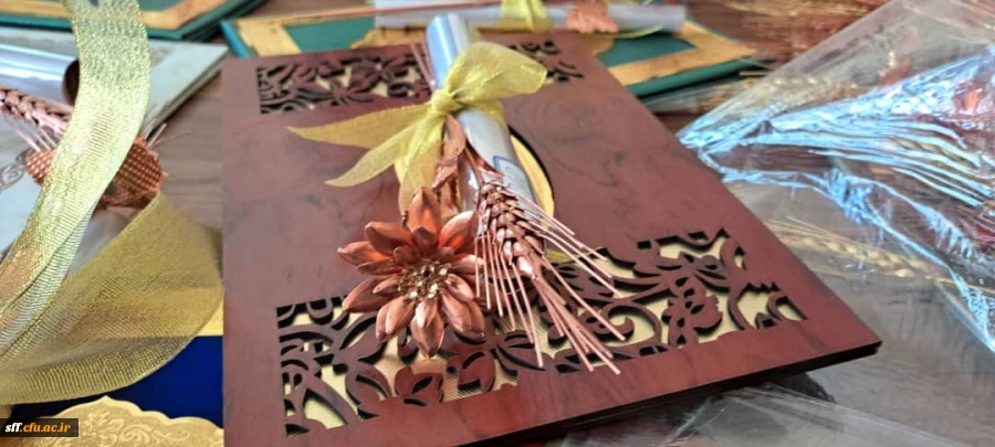 جشن دانش آموختگی دانشجویان ورودی 97 مرکز سلمان فارسی شیراز در تاریخ سوم مرداد ماه 1400 در سالن اجتماعات این مرکز برگزار شد  5