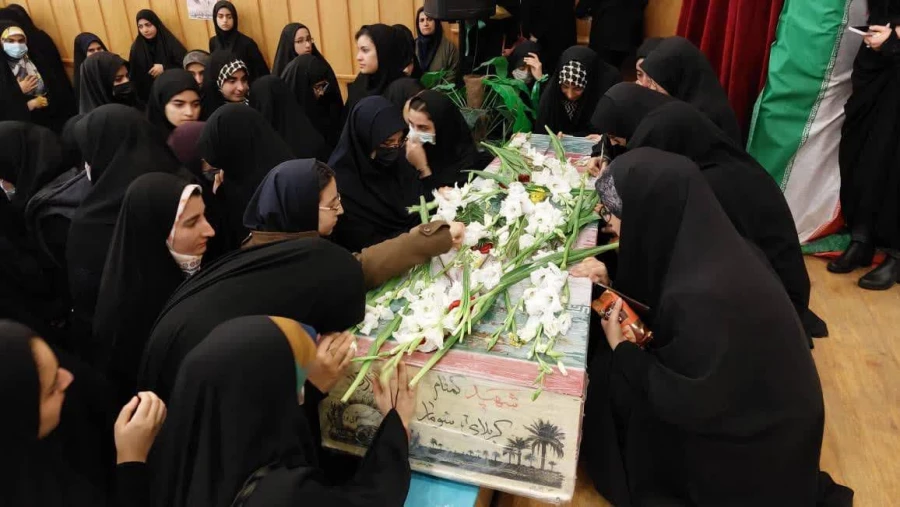 همزمان با ایام شهادت حضرت فاطمه زهرا (س) مراسم استقبال و تشییع از شهید دانش آموز گمنام در مرکز سلمان فارسی شیراز 
 2