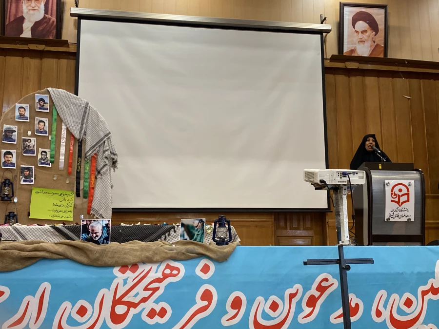 همزمان با ایام شهادت حضرت فاطمه زهرا (س) مراسم استقبال و تشییع از شهید دانش آموز گمنام در مرکز سلمان فارسی شیراز 
 2