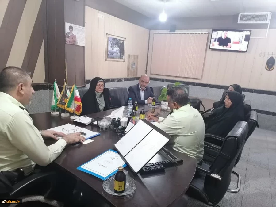 قدردانی از همکاران  فداکار نیروی انتظامی توسط مسئولین واحد سلمان فارسی در هفته نیروی انتظامی 2