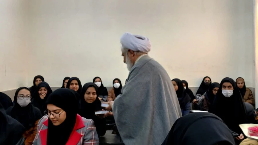 توزیع قرآن های اهدایی مقام معظم رهبری
دانشگاه فرهنگیان فارس – واحد سلمان فارسی 3