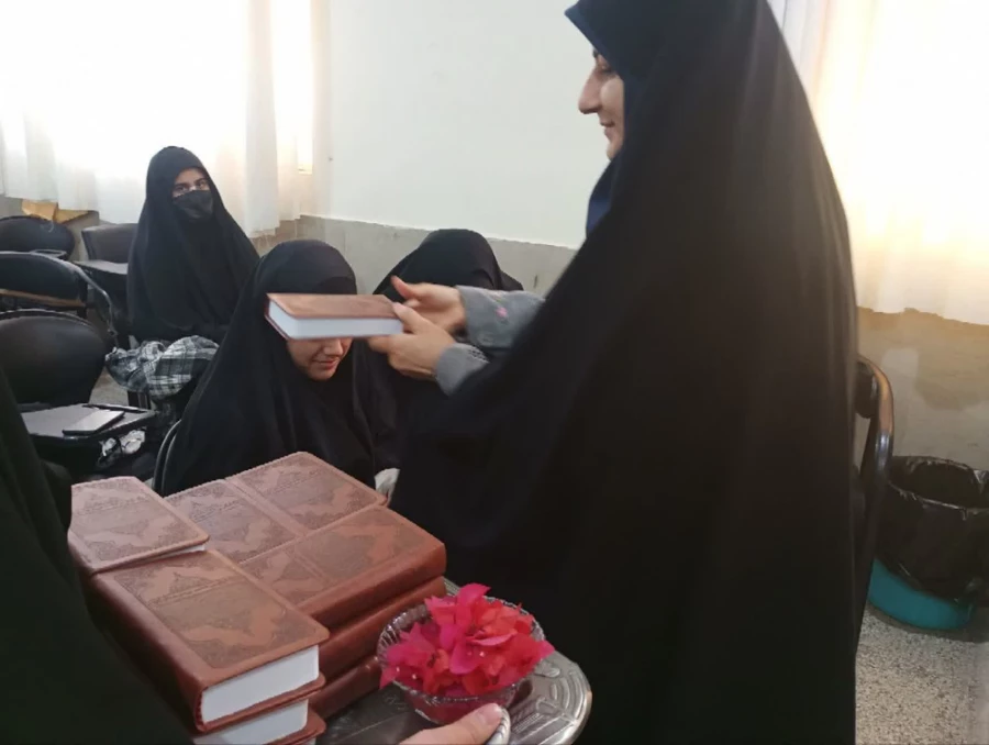 توزیع قرآن های اهدایی مقام معظم رهبری
دانشگاه فرهنگیان فارس – واحد سلمان فارسی 4