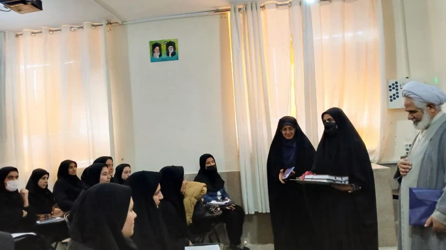 توزیع قرآن های اهدایی مقام معظم رهبری
دانشگاه فرهنگیان فارس – واحد سلمان فارسی 5