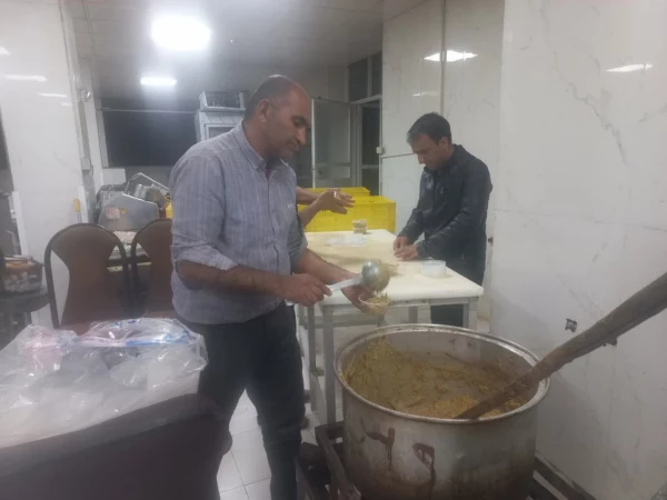 آماده سازی اقلام پذیرایی 
مراسم چهلمین روز شهادت رهبر انقلاب، دختران دبستان میناب و دیگر شهیدان جنگ رمضان 2