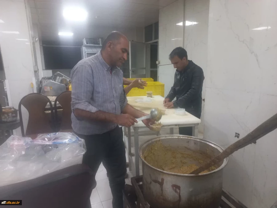 آماده سازی اقلام پذیرایی 
مراسم چهلمین روز شهادت رهبر انقلاب، دختران دبستان میناب و دیگر شهیدان جنگ رمضان 2