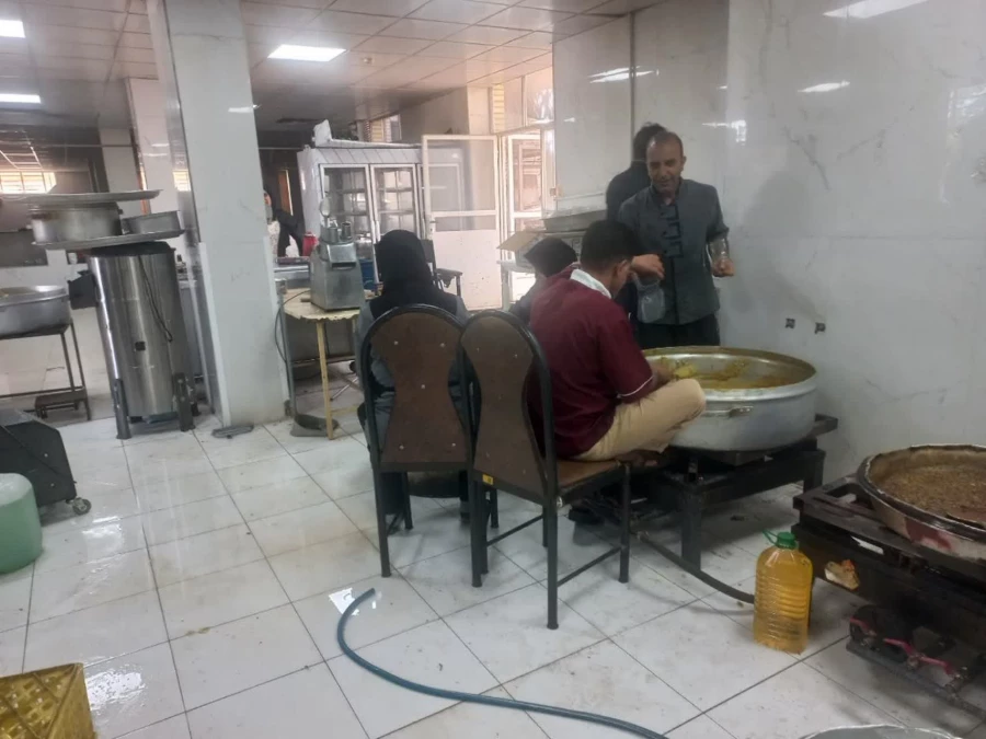 آماده سازی اقلام پذیرایی 
مراسم چهلمین روز شهادت رهبر انقلاب، دختران دبستان میناب و دیگر شهیدان جنگ رمضان 3